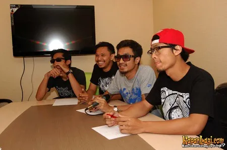 Foto Snickers and the Chicken Fighter