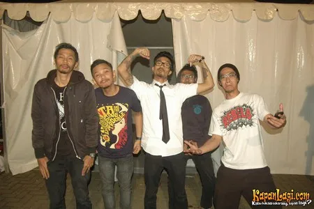 Foto Snickers and the Chicken Fighter