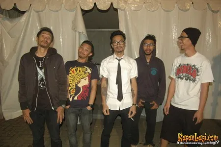 Foto Snickers and the Chicken Fighter