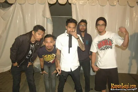 Foto Snickers and the Chicken Fighter