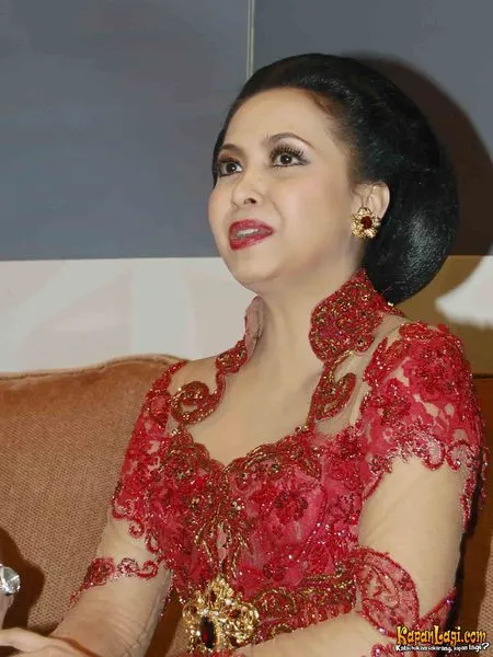 Foto Sundari Soekotjo