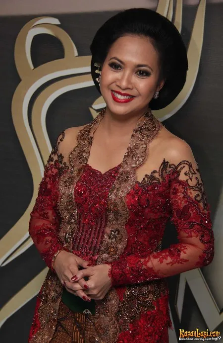 Foto Sundari Soekotjo