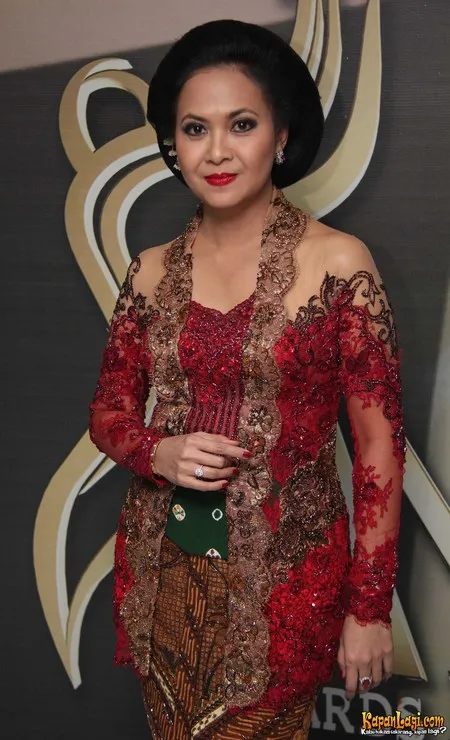 Foto Sundari Soekotjo