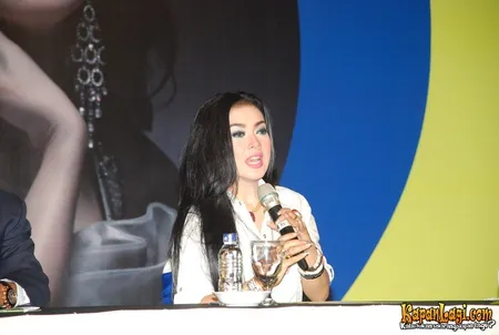 Foto Syahrini