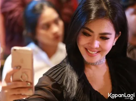 Foto Syahrini