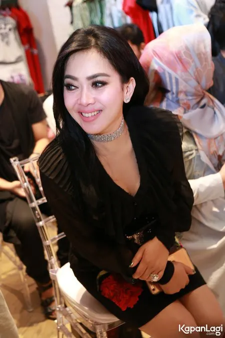 Foto Syahrini