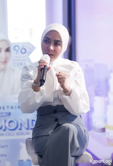 Foto Syahrini