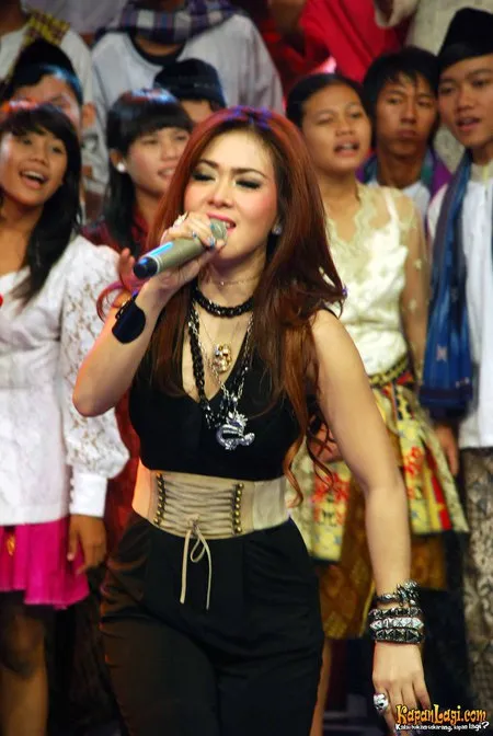 Foto Syahrini