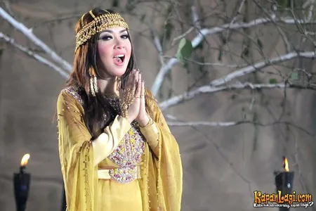 Foto Syahrini