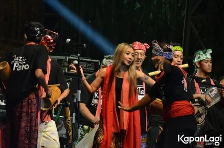 Trie Utami ketika manggung bersama Kua Etnika