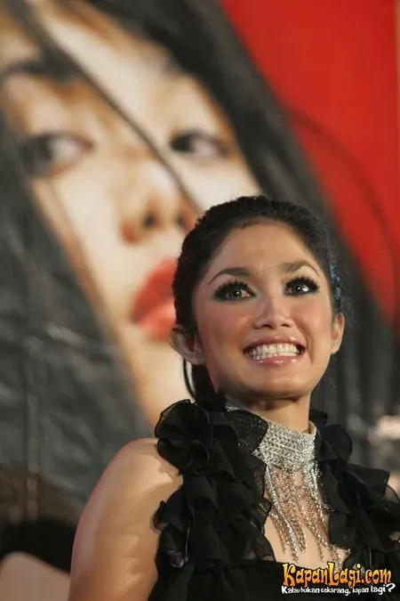 Foto Ussy Sulistiawaty