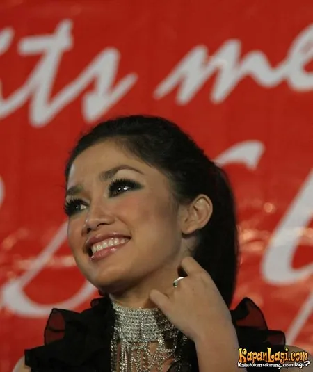 Foto Ussy Sulistiawaty