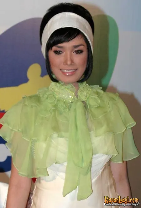 Foto Ussy Sulistiawaty