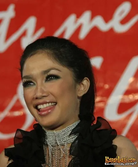 Foto Ussy Sulistiawaty