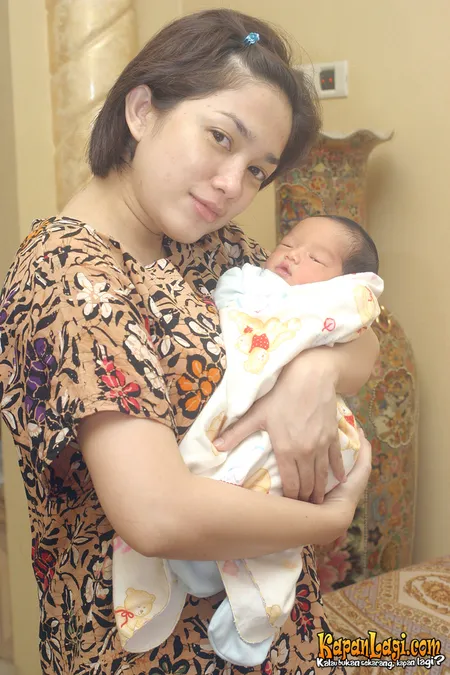 Foto Ussy Sulistiawaty
