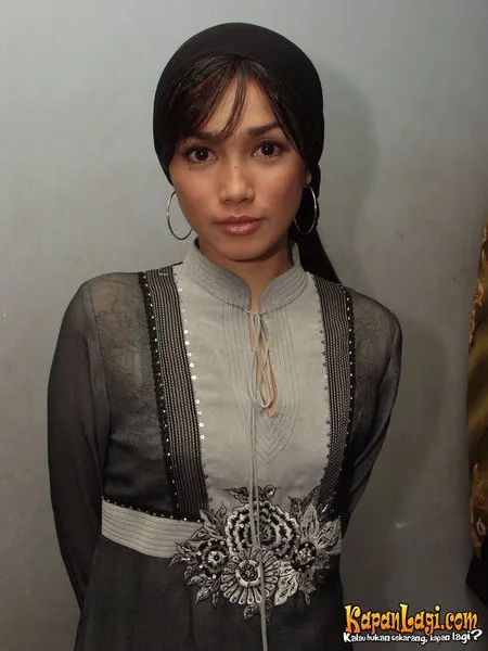 Foto Ussy Sulistiawaty