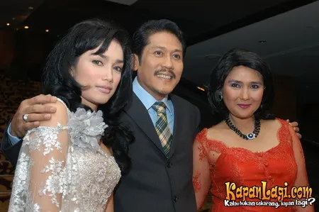 Foto Ussy Sulistiawaty