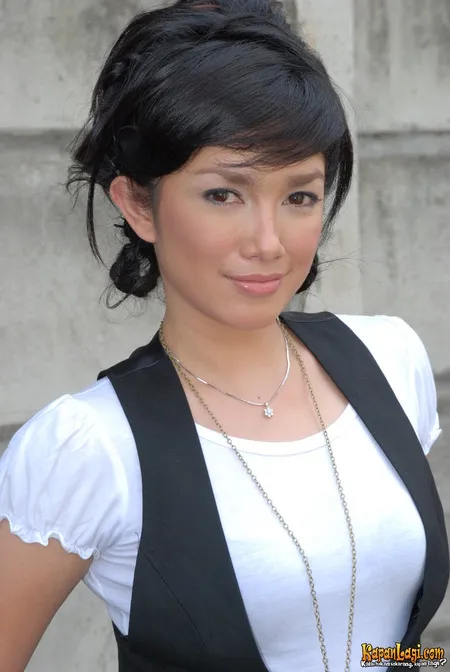 Foto Ussy Sulistiawaty