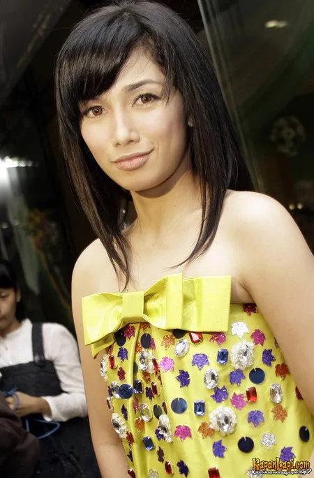 Foto Ussy Sulistiawaty