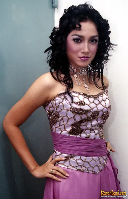 Foto Ussy Sulistiawaty