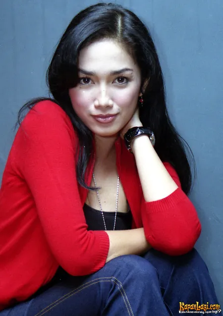 Foto Ussy Sulistiawaty