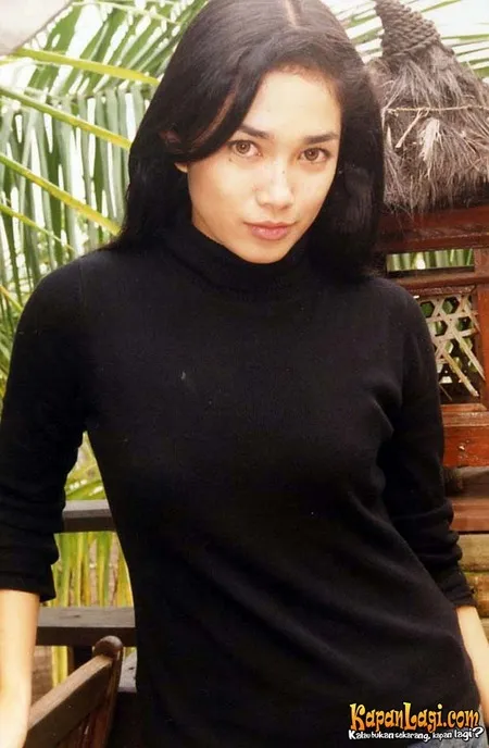 Foto Ussy Sulistiawaty