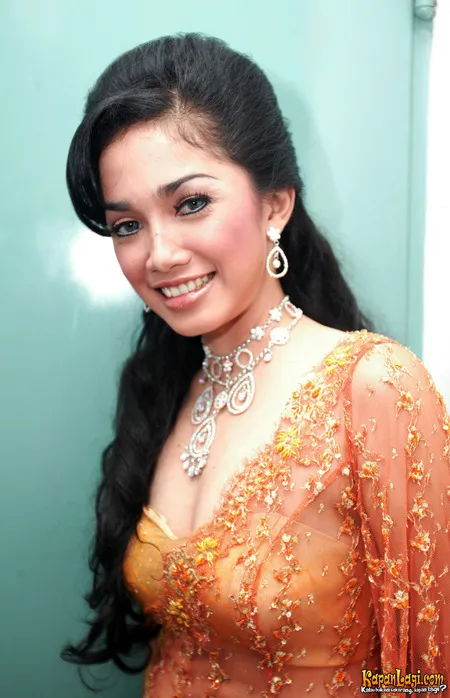 Foto Ussy Sulistiawaty