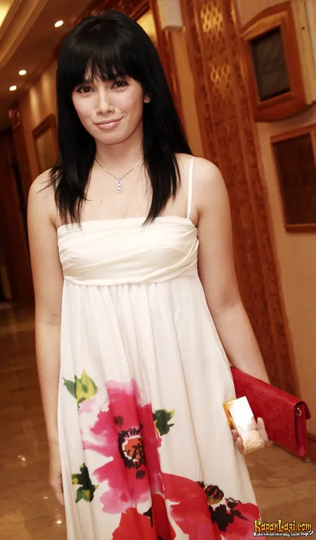 Foto Ussy Sulistiawaty