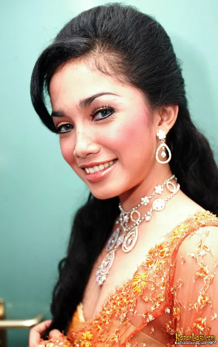 Foto Ussy Sulistiawaty