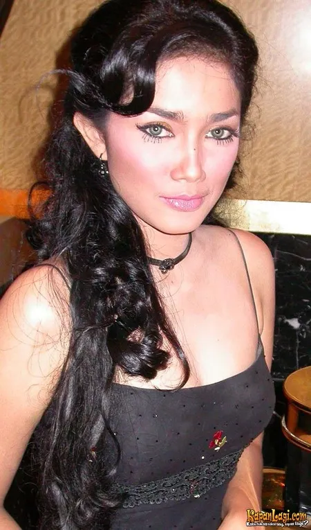 Foto Ussy Sulistiawaty