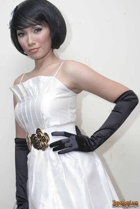 Foto Ussy Sulistiawaty