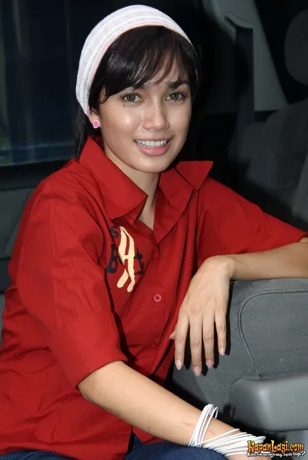 Foto Ussy Sulistiawaty