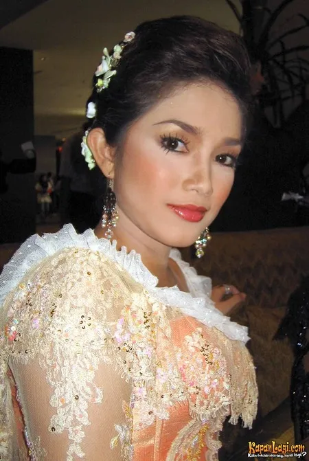 Foto Ussy Sulistiawaty