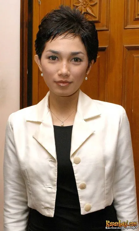 Foto Ussy Sulistiawaty