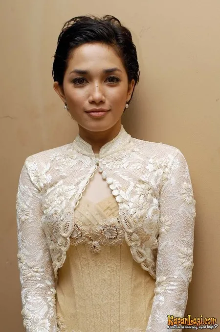 Foto Ussy Sulistiawaty