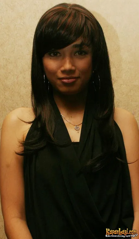 Foto Ussy Sulistiawaty