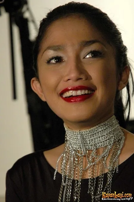 Foto Ussy Sulistiawaty