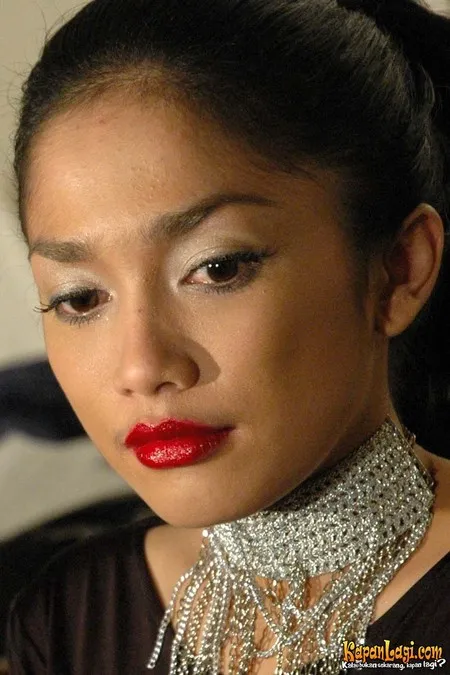 Foto Ussy Sulistiawaty