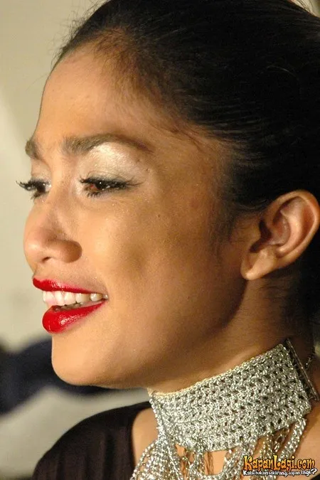 Foto Ussy Sulistiawaty