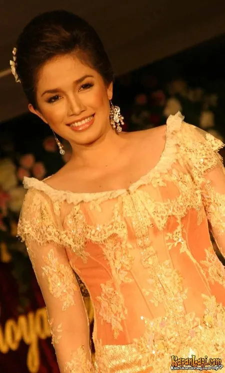 Foto Ussy Sulistiawaty