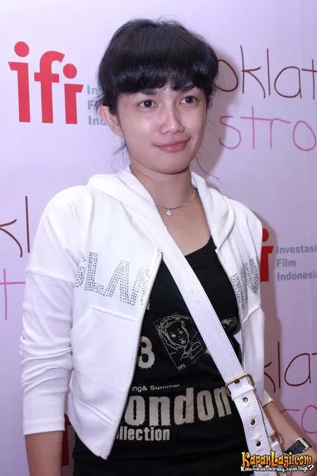 Foto Ussy Sulistiawaty