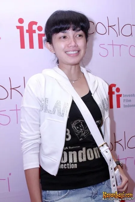 Foto Ussy Sulistiawaty