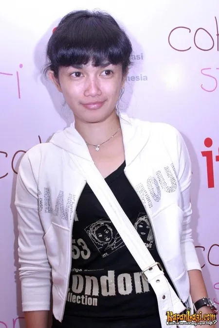 Foto Ussy Sulistiawaty