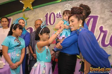 Foto Ussy Sulistiawaty