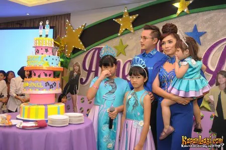 Foto Ussy Sulistiawaty