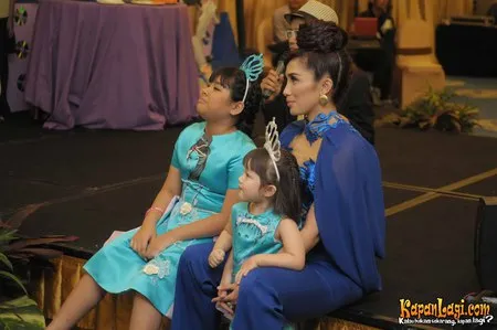 Foto Ussy Sulistiawaty