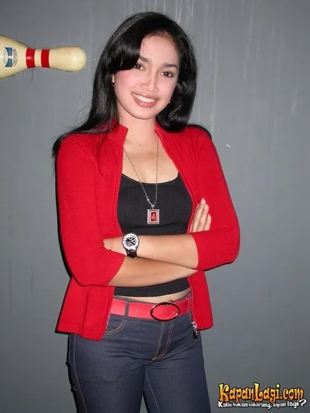 Foto Ussy Sulistiawaty