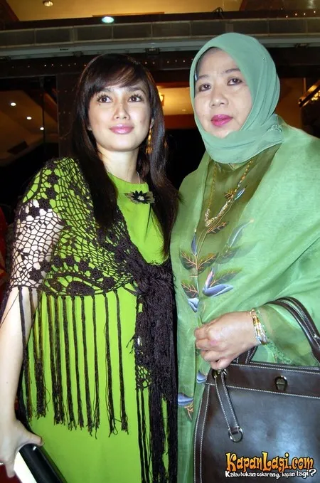 Foto Ussy Sulistiawaty