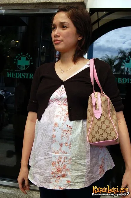 Foto Ussy Sulistiawaty