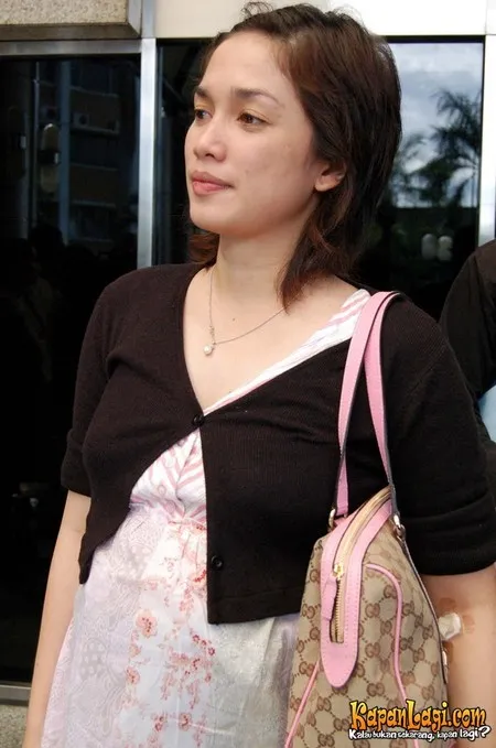 Foto Ussy Sulistiawaty